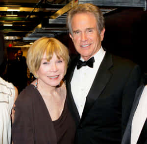 Elegant Shirley Maclaine With Brother Warren Beatty Wallpaper