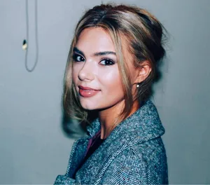 Elegant Side Glance Portrait Wallpaper