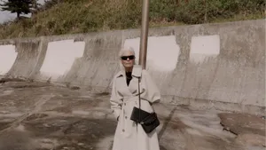 Elegant Yu Mei Black Handbag Wallpaper