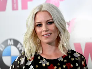 Elizabeth Banks Curious Staring Wallpaper