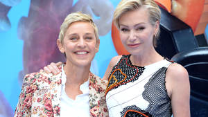 Ellen Degeneres Smiling With Portia Wallpaper