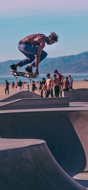 Embracing The Skater Aesthetic At Venice Beach Skatepark Wallpaper