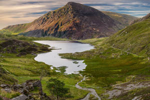 Engaging View Of Llyn Llydaw Lake In Wales Wallpaper