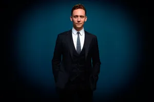 English Actor Tom Hiddleston In A Classic Men Suit Style Wallpaper