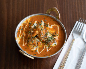 Enticing Butter Chicken With Cream Topping Wallpaper