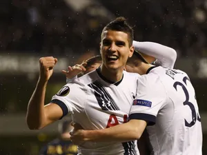 Erik Lamela Hug By Teammates Wallpaper