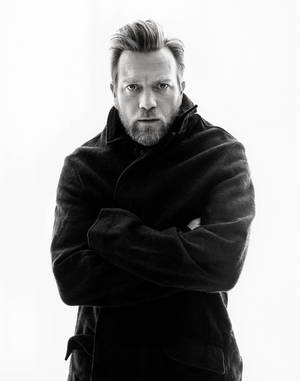 Ewan Mcgregor Crossed Arms Black And White Wallpaper