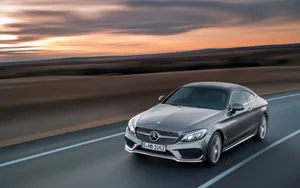 Experience Luxury With The Mercedes Benz Clase E Wallpaper