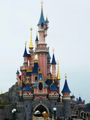 Famous Castle In Disneyland Paris Wallpaper