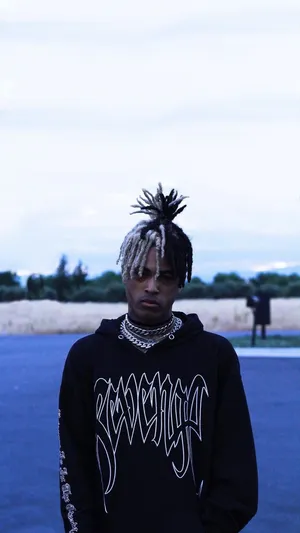 Fans Of Xxxtentacion Rock His Signature Black Hoodie Wallpaper