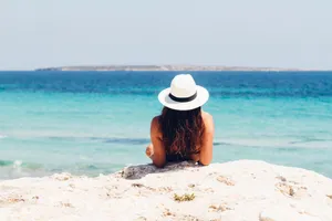 Fedora Lady On Vacation Wallpaper