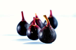 Five Plump Black Figs Wallpaper