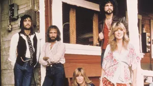 Fleetwood Mac On Old Cabin Wallpaper