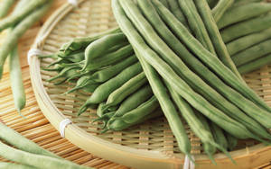 Fresh Green Beans On A Rustic Wooden Platter Wallpaper