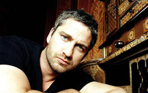 Gerard Butler Hollywood Celebrity Model Pose Wallpaper