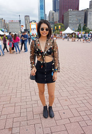 Get Ready For An Unforgettable Music Experience With The Perfect Outfit For Lollapalooza. Wallpaper
