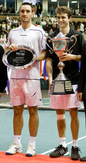 Gilles Simon Holding Award Wallpaper