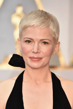 Glamorous Close-up Capture Of Michelle Williams At The 2017 Oscars. Wallpaper