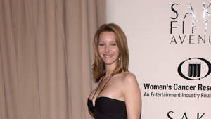 Glamorous Lisa Kudrow In A Sophisticated Black Top Wallpaper