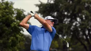 Golfer Steve Flesch Preparing For A Swing Wallpaper