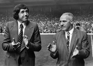 Gordon Banks Beside Bill Shankly 1973 Wallpaper