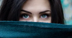 Green Eyes Of Linda Chica Wallpaper