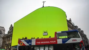 Green Screen In Piccadilly Circus Wallpaper