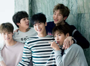 Groupof Five Friends Smiling Wallpaper