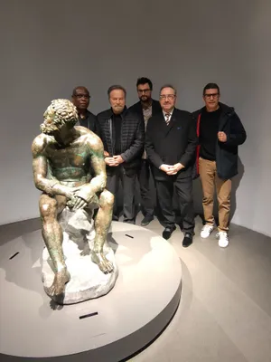 Groupof Menwith Bronze Statue Wallpaper