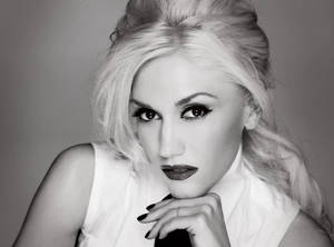 Gwen Stefani Grayscale Shooting Wallpaper