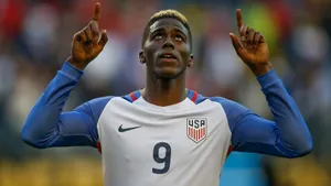 Gyasi Zardes Points Sky Wallpaper