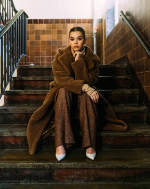 Hailee Steinfeld In Brown Fur Coat Wallpaper