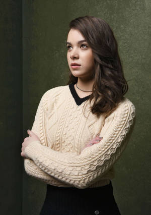 Hailee Steinfeld Ten Thousand Saints Wallpaper