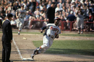 Hank Aaron Running Past First Base Wallpaper