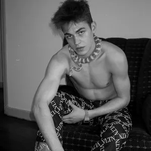 Hardin Scott With A Snake Necklace Wallpaper