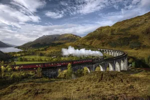 Hogwarts Express On Curved Platform Wallpaper
