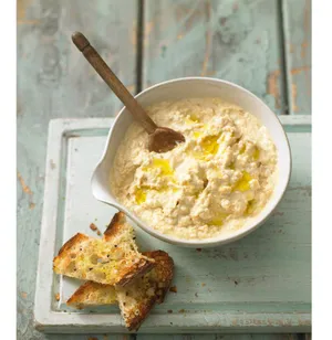 Hummus With Toasted Bread Wallpaper