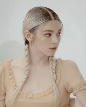 Hunter Schafer Braid Wallpaper