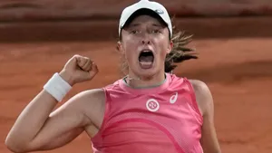 Iga Swiatek Nailing Victory Wallpaper