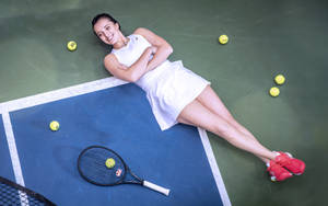 Iga Swiatek - Relaxing On The Tennis Court Wallpaper