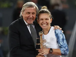 Ilie Năstase Cheering For Simona Halep On The Tennis Court Wallpaper