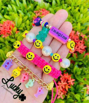 Indie Kid Aesthetic Pink Bracelet Wallpaper