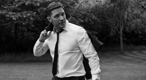 Intense And Versatile Actor Tom Hardy Wallpaper