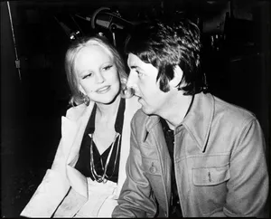 Intimate Conversation Black And White Wallpaper