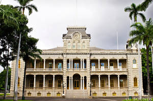 Iolani Palace Against Gloomy Sky Wallpaper