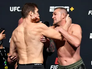 Ion Cuțelaba Grabbing Dustin Jacoby Head Wallpaper