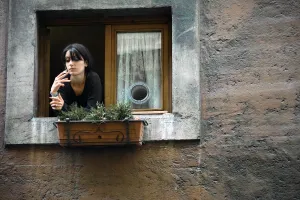 Italian Girl From Window Wallpaper