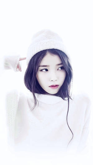 Iu In White Bonnet Wallpaper