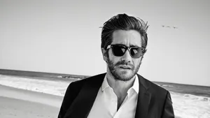 Jake Gyllenhaal With Sunglasses Wallpaper
