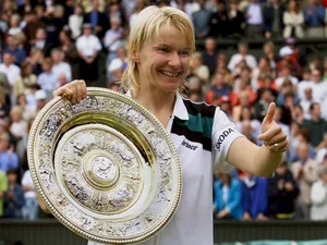 Jana Novotna Giving Thumbs Up Wallpaper